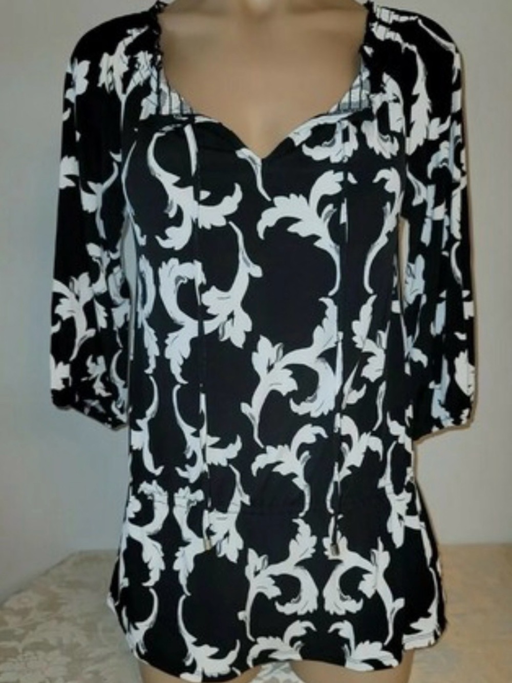 White House Black Market Black & White Printed V-Neck Blouse